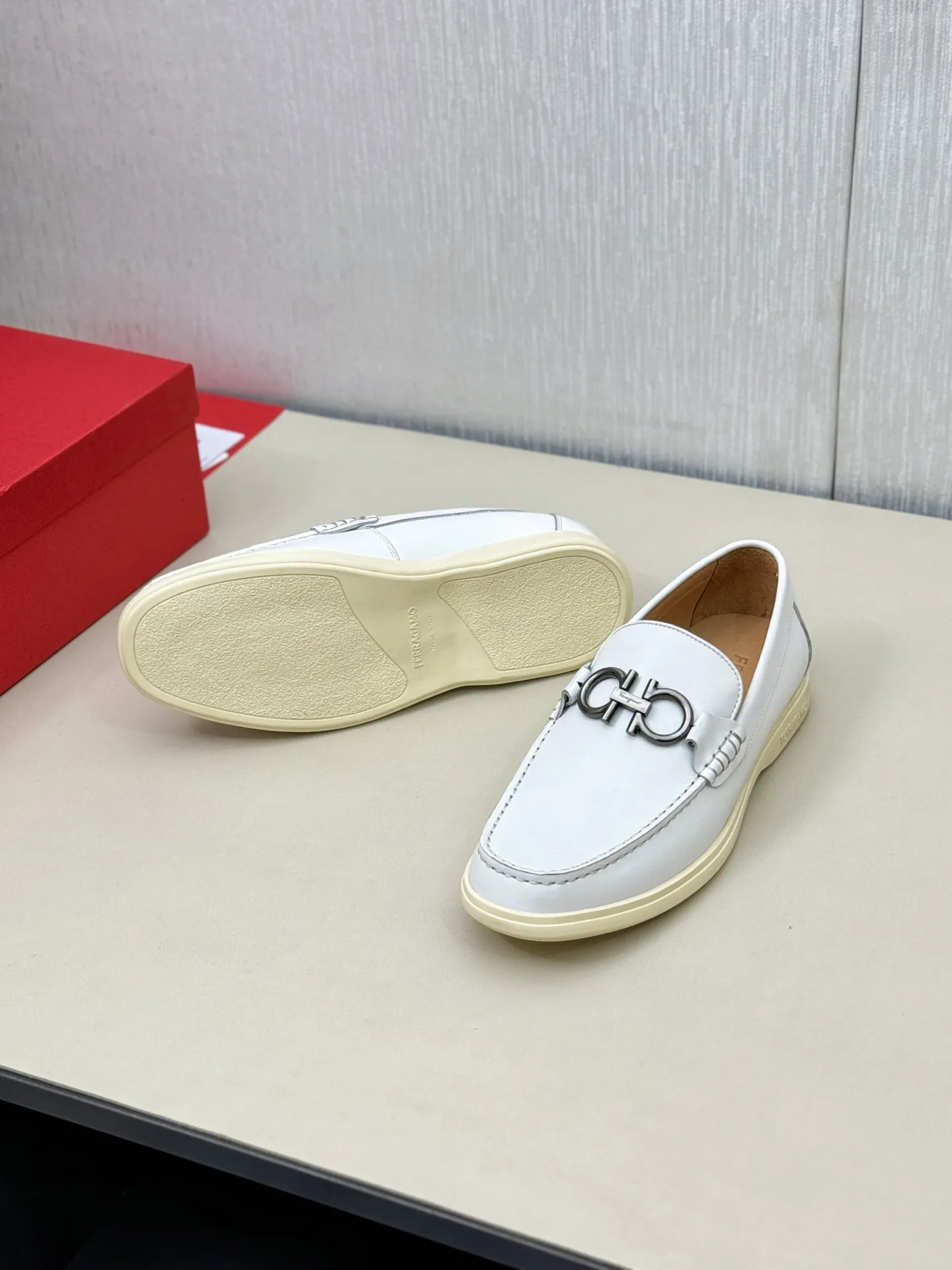[Ferragamo] P: 580💰 Number of yards: 38~44 (45 orders are non-returnable) Ferragam's new men's driving shoes, the fabric is made of imported cowhide, with visible texture, heavy industrial stitching, dyed calfskin inside, standard logo cowhide feet, big-name experience, soft and comfortable on the feet, a men's favorite, special non-slip and wear-resistant rubber soles, easy to handle various occasions, with original box packaging!